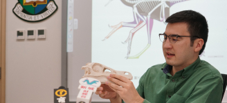文博士正講解他有關鳥類和飛行能力起源的研究。圖片提供:Faculty of Science, HKU.